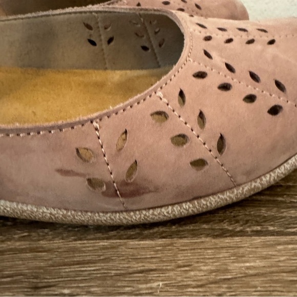 Naot Rari Flat in Mauve, Size 41 (10-10.5) - Picture 7 of 7